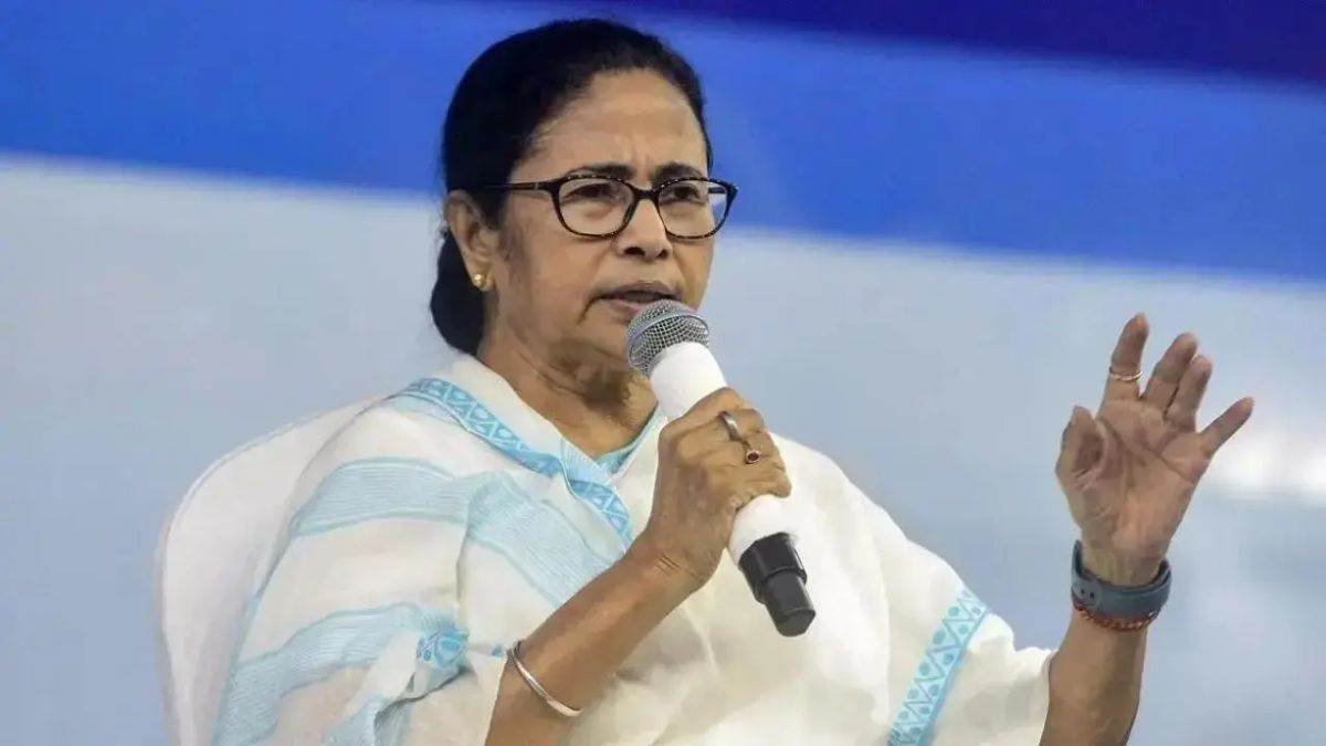 बांग्लादेश में भेजी जानी चाहिए शांति सेना;ममता बनर्जी 1 Kolkata: सीएम ममता बनर्जी का एलान, बांग्लादेश में प्रताड़ित भारतीयों को बंगाल में जगह देने के लिए तैयार - Bengal CM Mamata Banerjee appeals to Centre to contact United Nations ...