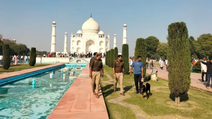 ताजमहल में बम लगा है, सुबह नौ बजे फटेगा', धमकी भरे ईमेल के बाद कैंपस में चल रही सघन जांच - Taj Mahal Bomb by email Threat Police on High Alert in
