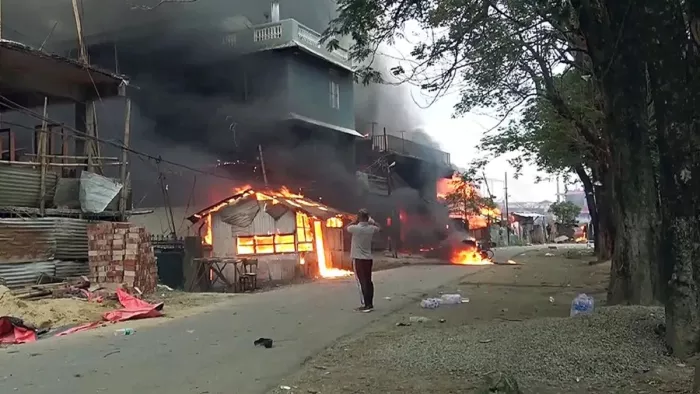 Manipur Violence: मणिपुर में फिर भड़की हिंसा, तीन लोगों की हत्या;  उपद्रवियों ने कई घरों में लगाई आग - Manipur Violence erupted again killing  three of Meitei community house on fire in