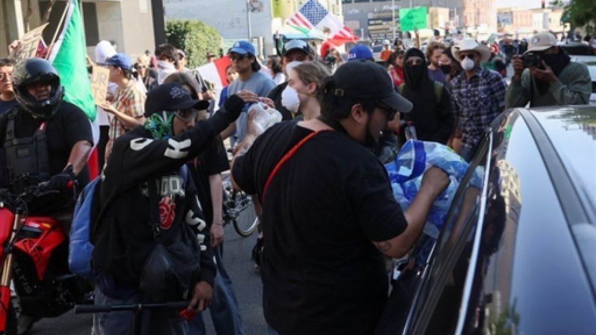 अमेरिका के लॉस एंजेलिस में इमिग्रेशन को लेकर तेज हुए विरोध प्रदर्शन, ट्रंप के इस आदेश के खिलाफ सड़कों पर उतरे लोग - USA Los Angeles Protests intensify Over ...