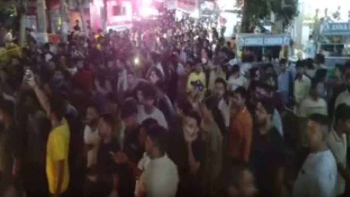 दिल्ली कोचिंग हादसे पर भड़का UPSC स्टूडेंट्स का गुस्सा, मुखर्जी नगर मेन रोड  को किया जाम - Delhi coaching incident