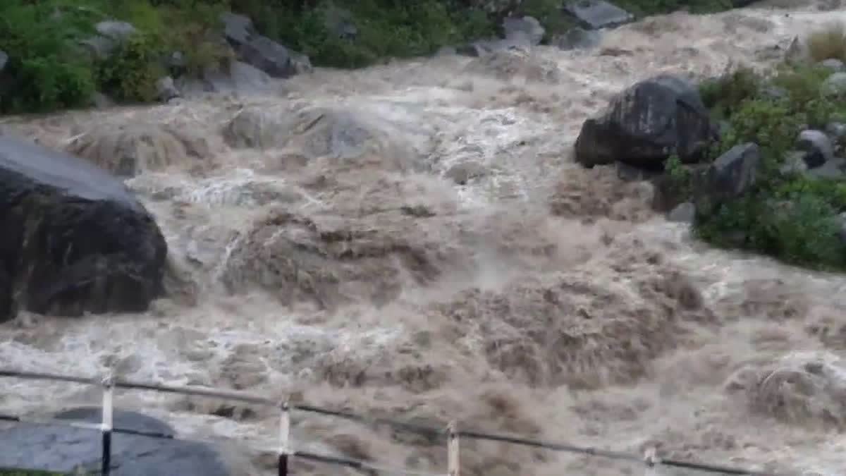 हिमाचल प्रदेश में बादल फटने से मरने वालों की संख्या बढ़कर चार हुई, लापता 7  की तलाश जारी