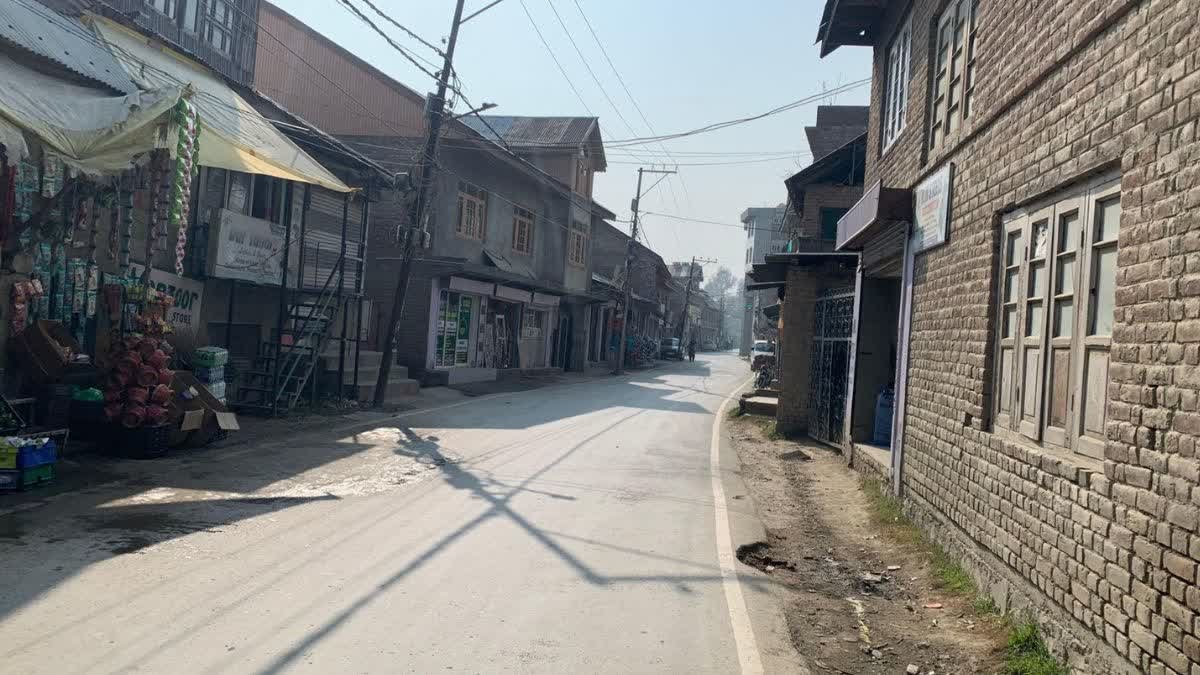 दिल्ली विस्फोट : आतंकी उमर नबी के दोस्त आरिफ डार के घर पहुंची ईटीवी भारत की  टीम, उसकी मां बोली, 'मेरे बेटा खुदकुशी...'