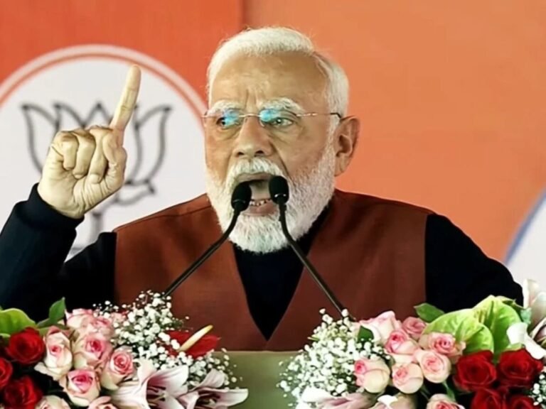दिल्ली में आप पर पीएम मोदी ने किया हमला, कहा-मतदान से पहले ही बिखर रहे झाड़ू के तिनके