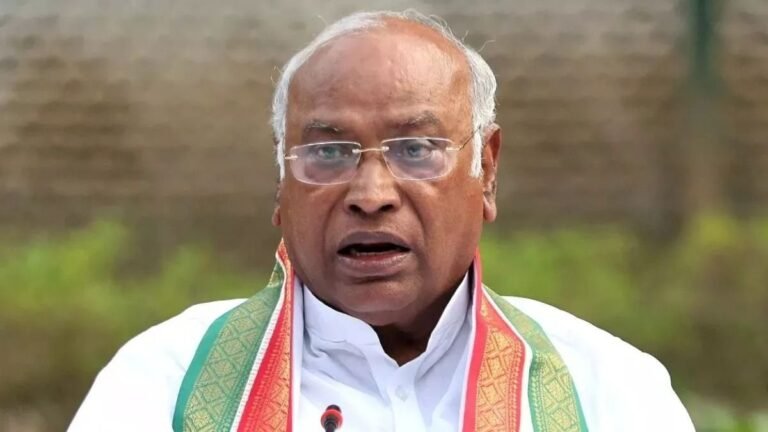 कांग्रेस अध्यक्ष खड़गे ने कर्नाटक में भाजपा पर सत्ता हथियाने की कोशिश करने का लगाया आरोप, पार्टी नेताओं को अलर्ट रहने को कहा