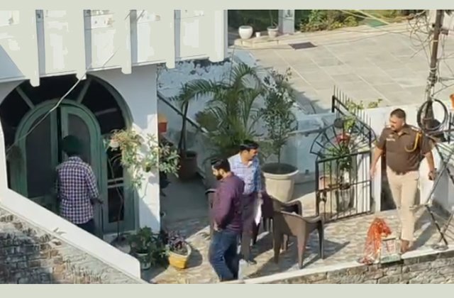 जम्मू-कश्मीर में Raid, पूर्व मंत्री के निवास पर पड़ा छापा - former minister  s residence raided in jammu and kashmir-mobile