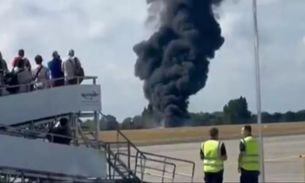 ब्रिटेन प्लेन क्रैश: उड़ान भरने के तुरंत बाद विमान में लगी भीषण आग, एयरपोर्ट  प्रशासान ने दी ये जानकारी | A huge fire broke out in the plane immediately  after takeoff, the