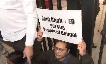 ED कार्रवाई के खिलाफ TMC का शक्ति प्रदर्शन, अमित शाह के दफ्तर के बाहर हंगामा; महुआ मोइत्रा और डेरेक ओ’ब्रायन हिरासत में 1 पश्चिम बंगाल में ED रेड का विरोध: TMC सांसदों ने दिल्ली में केंद्रीय गृह मंत्री अमित शाह के कार्यालय के बाहर विरोध प्रदर्शन किया | TMC MPs protest ...