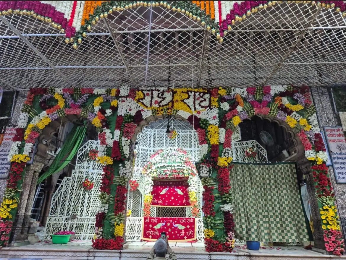 Banke Bihari Mandir Phool Bangla and Summer Timings- 500 किलो फूलों से  सजेगा बांके बिहारी का फूल बंगला, जगमोहन में विराजेंगे ठाकुर जी, नोट करें  गर्मी में मंद‍िर ...