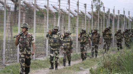 पाकिस्तान ने फिर की हिमाकत, लगातार तीसरी बार देर रात एलओसी पर की फायरिंग,  भारत से मिला करारा जवाब- Pakistan Army posts initiated unprovoked firing  across the Line of Control ...