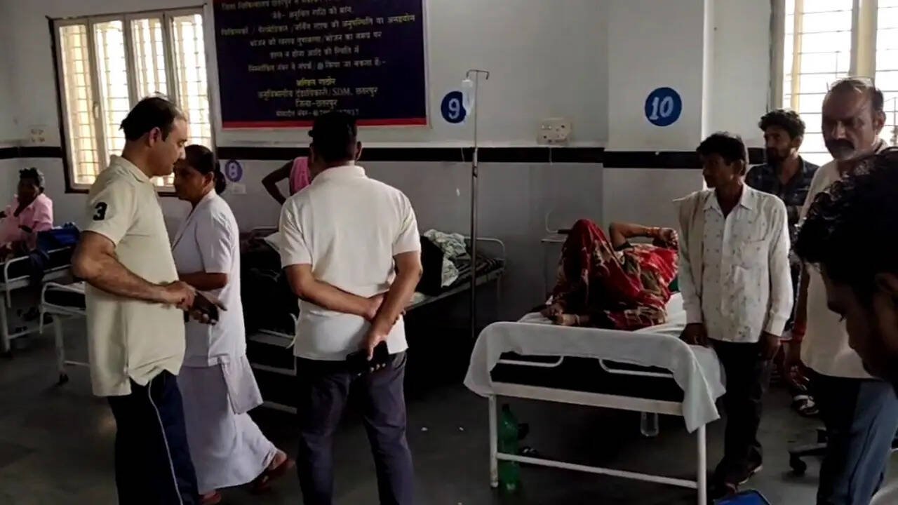 a wall fell on devotees near bageshwar dham in chhatarpur | बागेश्वर धाम  में श्रद्धालुओं पर गिरी दीवार,एक महिला की मौत, 11 घायल | Times Now Navbharat