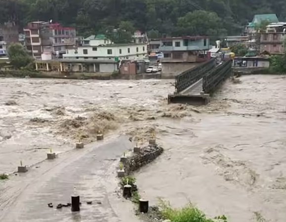 Himachal: भारी बारिश और भूस्खलन से हाहाकार... 600 से अधिक सड़कें अवरुद्ध, 4  जिलों में स्कूल बंद - havoc due to heavy rains and landslides more than 600  roads blocked-mobile