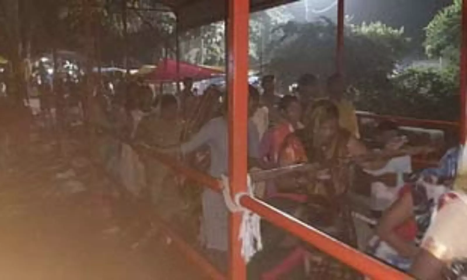 Up News: अवसानेश्वर मंदिर में बिजली का तार गिरने से भगदड़, दो की मौत, 38  श्रद्धालु घायल | Up News: अवसानेश्वर मंदिर में बिजली का तार गिरने से भगदड़  ...