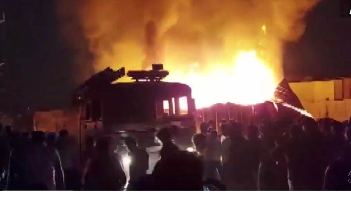 महाराष्ट्र के ठाणे में केमिकल गोदाम में भीषण आग, फायर कर्मी घायल 1 Thane Fire: महाराष्ट्र में ठाणे के गोदाम में भीषण आग, फायर ब्रिगेड की चार गाड़ियां पहुंची - Fire In Godown In Thne In Maharashtra