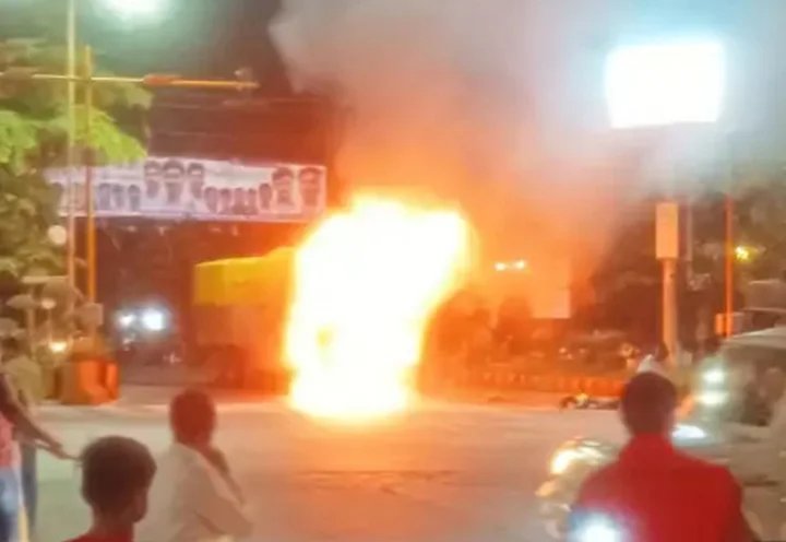 इंदौर में ट्रक ने राहगीरों को कुचला, 4 से 5 की मौत, गुस्साए लोगों ने ट्रक  में लगाई आग