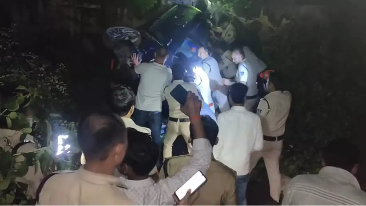 Major accident in Gwalior High speed car crushes Kanwariyas 4 dead |  ग्वालियर में बड़ा हादसा: तेज रफ्तार कार ने कांवड़ियों को कुचला, 4 की मौत |  News Track in Hindi
