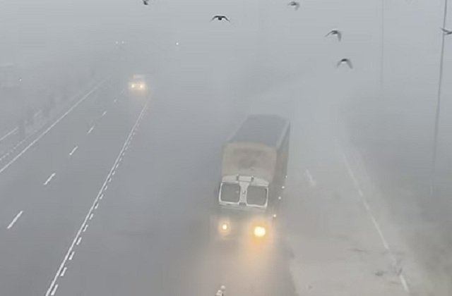 kal ka mausam: उत्तर भारत में कड़ाके की ठंड और घने कोहरे का कहर; विजिबिलिटी  जीरो, यातायात ठप - cold wave grips north india fog disrupts daily  life-mobile