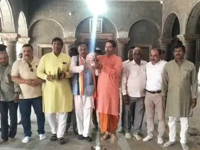 कांग्रेसियों ने किया इंदौर के राजवाड़ा का गंगाजल से शुद्धिकरण, बोले- सेना का अपमान करने वाले मंत्री ने किया अपवित्र