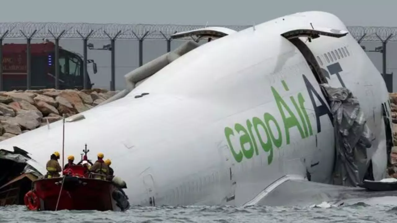 Hong Kong Airport Tragedy: Emirates SkyCargo Plane Skids Off Runway into  Sea, Two Workers Killed | हांगकांग में भयानक 'विमान हादसा'! रनवे से फिसलकर  समुद्र में डूबा प्लेन; 2 की दर्दनाक ...