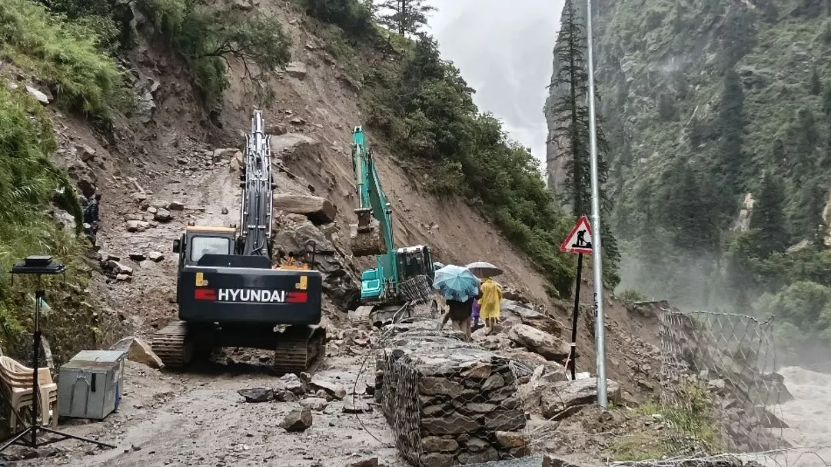 Uttarkashi News: भूस्खलन के 2 दिन बाद गंगोत्री हाईवे खुला, बोल्डर और मलबा  हटाकर बीआरओ ने निकाले यात्री - Gangotri Highway Reopens After Landslide  Near Nalupani