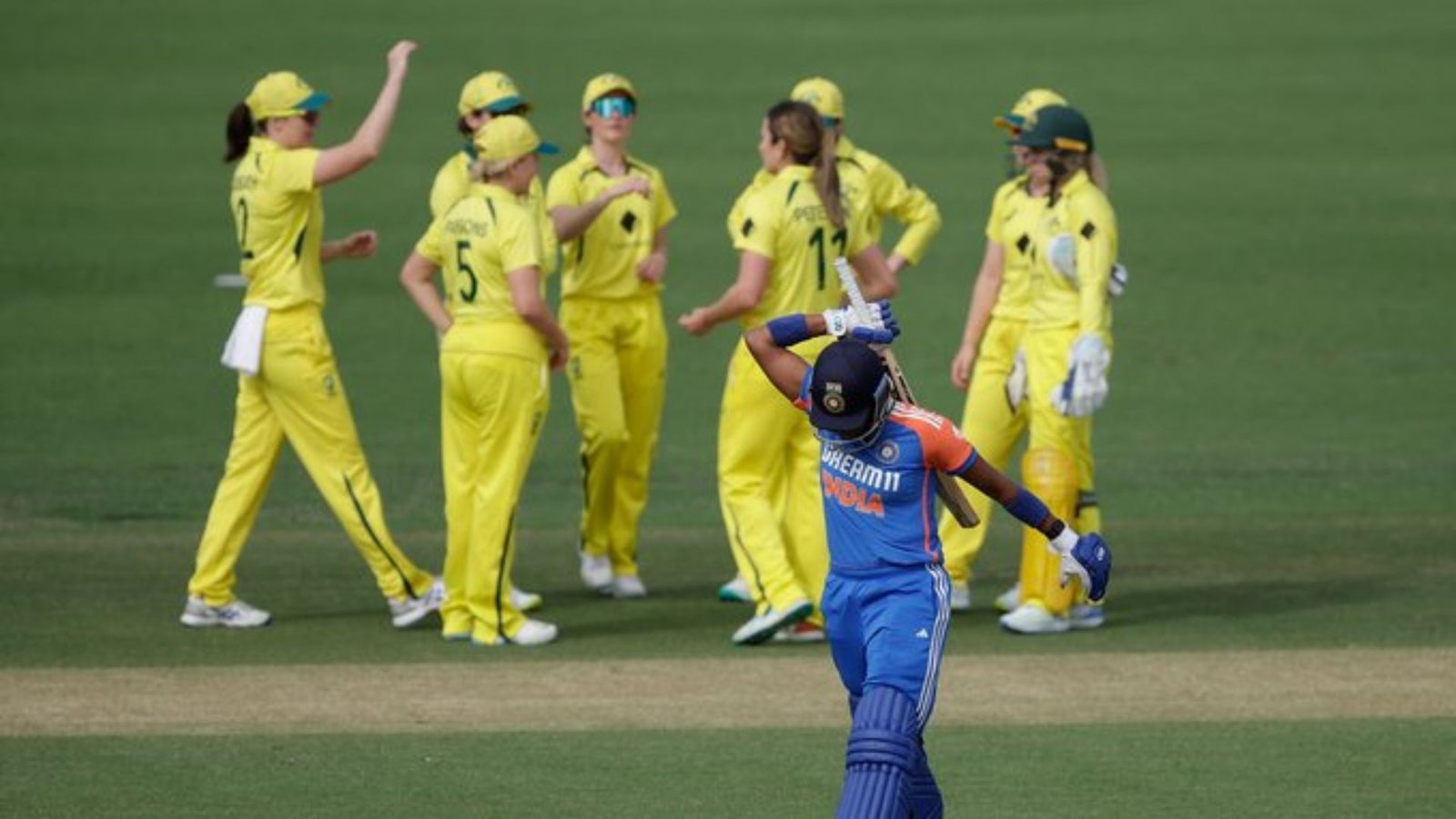 IND W vs AUS W: ऑस्ट्रेलिया से नहीं जीत पा रही भारतीय टीम, लगातार 5वें मैच  में मिली शिकस्त, 23 साल की खिलाड़ी के शतक ने डुबोई नैया - australia women  thrash