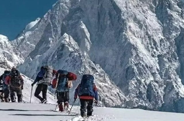 नेपाल में विश्व की सातवीं सबसे ऊंची चोटी से फिसलकर 5 रूसी पर्वतारोहियों की  मौत - 5 russian climbers die in a fall on the world s seventh highest  peak-mobile