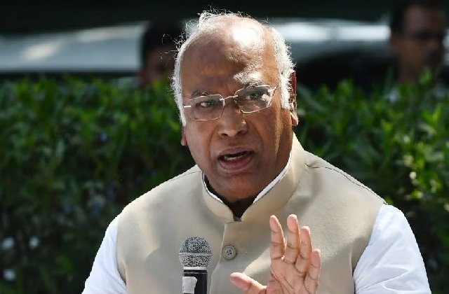 खरगे : मोदी की ''''प्लीज चाइना पॉलिसी ''''ने अरुणाचल की सुरक्षा को खतरे में  डाला - kharge modi s please china policy endangers arunachal s  security-mobile