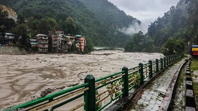 सावधान! देशभर में मानसून की बारिश से जनजीवन प्रभावित... 15 राज्यों में भारी  बारिश का अलर्ट, कई राज्यों में बाढ़ और लैंडस्लाइड का खतरा - monsoon rains  ...