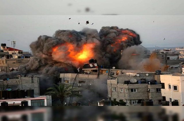 Breaking: इजरायल का गाजा में स्कूल पर हवाई हमला, 60 से अधिक लोगों की मौत -  israeli airstrike hits gaza school turned shelter over 60 dead-mobile