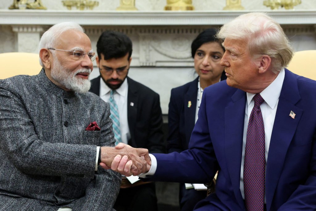 ट्रम्प ने रूसी तेल खरीदने पर 'हमारे मित्र' भारत पर 25% टैरिफ लगाने की घोषणा की, अन्य दंडों की चेतावनी दी | पीबीएस न्यूज़