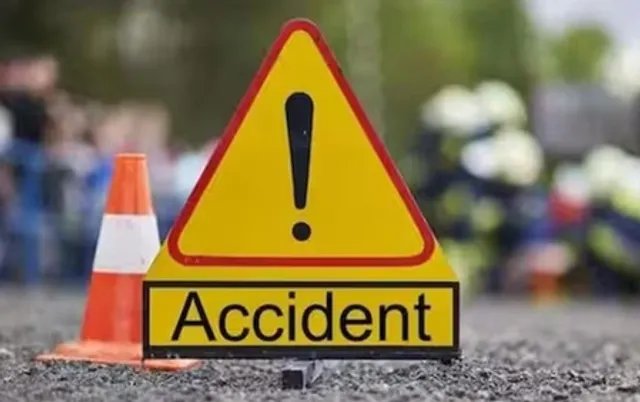 तमिलनाडु: रेलवे ट्रैक पार कर रही स्कूल वैन को ट्रेन ने मारी टक्कर, 3  छात्रों की मौत