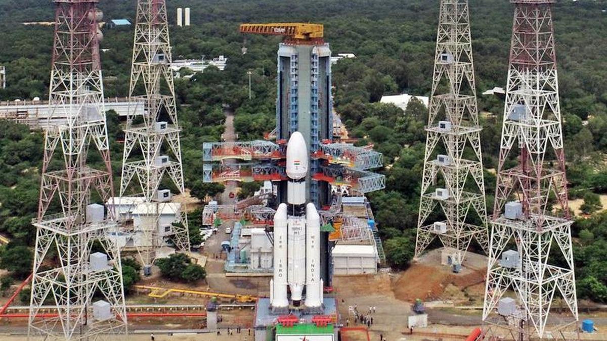 इसरो ने सफलतापूर्वक लॉन्च किया देश का सबसे भारी सैटेलाइट, वजन है करीब 4,410 किलोग्राम 1 ISRO to launch its heaviest communication satellite onboard Indian rocket - The Hindu