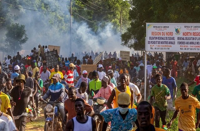 कैमरून में राष्ट्रपति चुनाव को लेकर बवाल, पुलिस की गोलीबारी में 4  प्रदर्शनकारियों की मौत - four protesters were killed in cameroon as  opposition supporters clashe-mobile