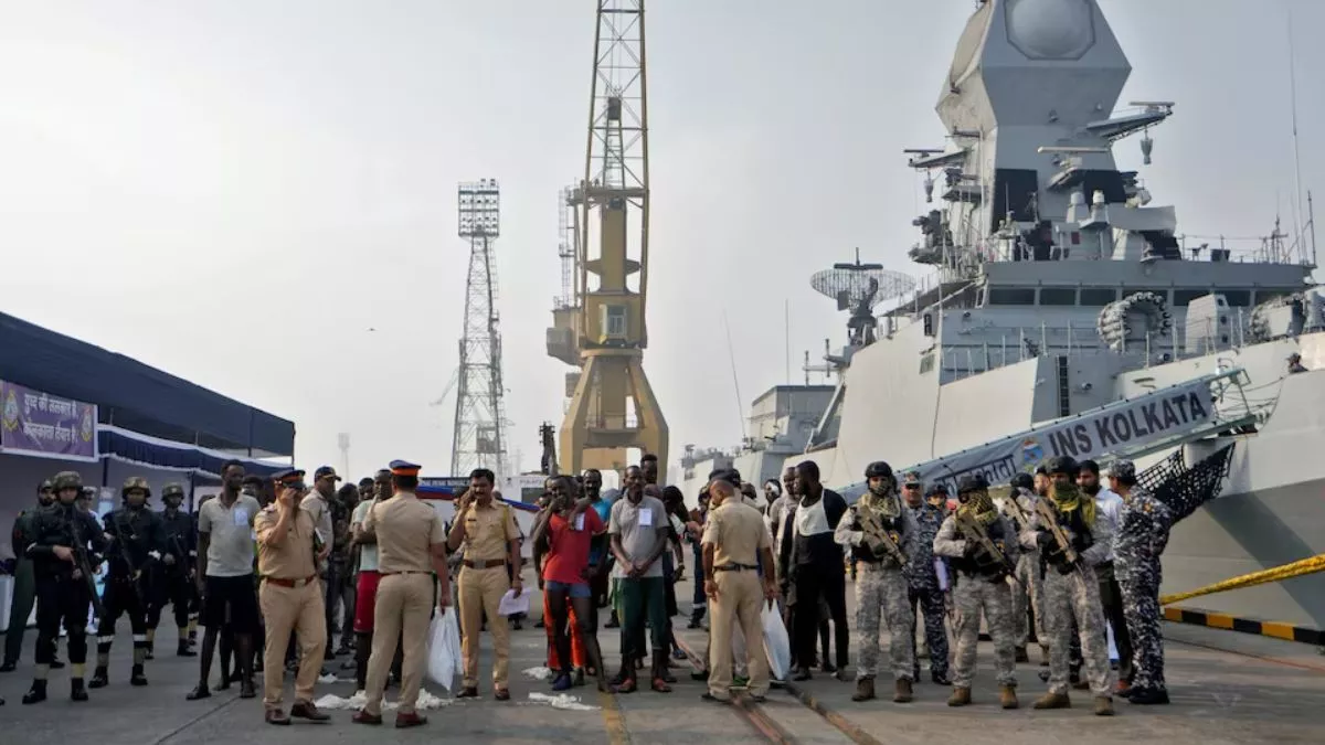 लाल सागर में भारतीय नौसेना का बड़ा ऑपरेशन, सोमालिया के 35 समुद्री लुटेरे गिरफ्तार, 3 महीने पहले जहाज को किया था हाईजैक - Major operation of Indian Navy in Red ...