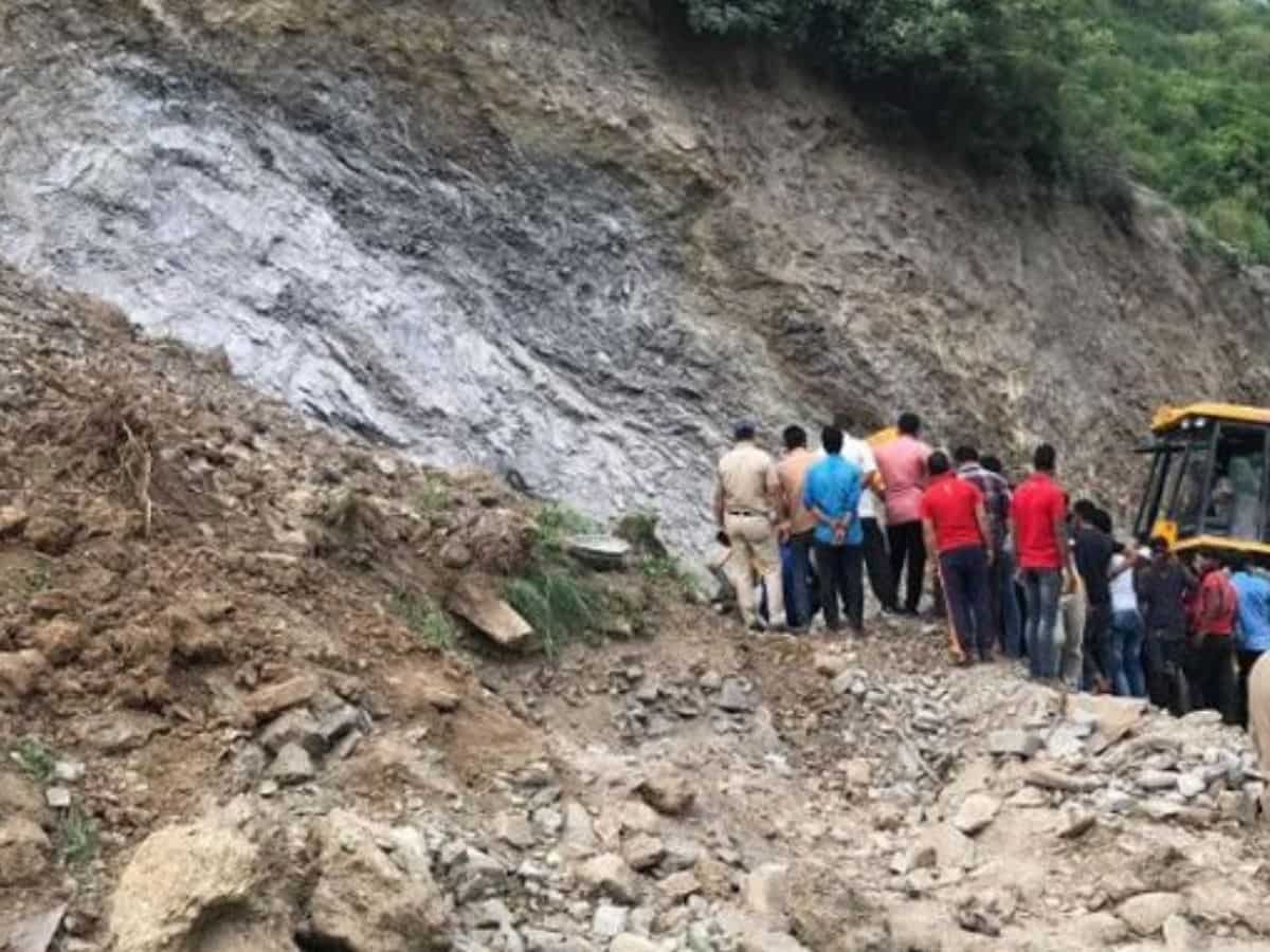 उत्तरकाशी में भूस्खलन से वाहन दबने से मध्य प्रदेश के 4 तीर्थयात्रियों की मौत  | ज़ी बिज़नेस