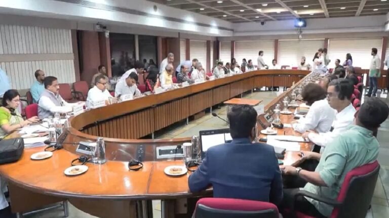 वक्फ (संशोधन) विधेयक 2024: संसद में बहस तेज, विपक्ष ने जताई आपत्ति