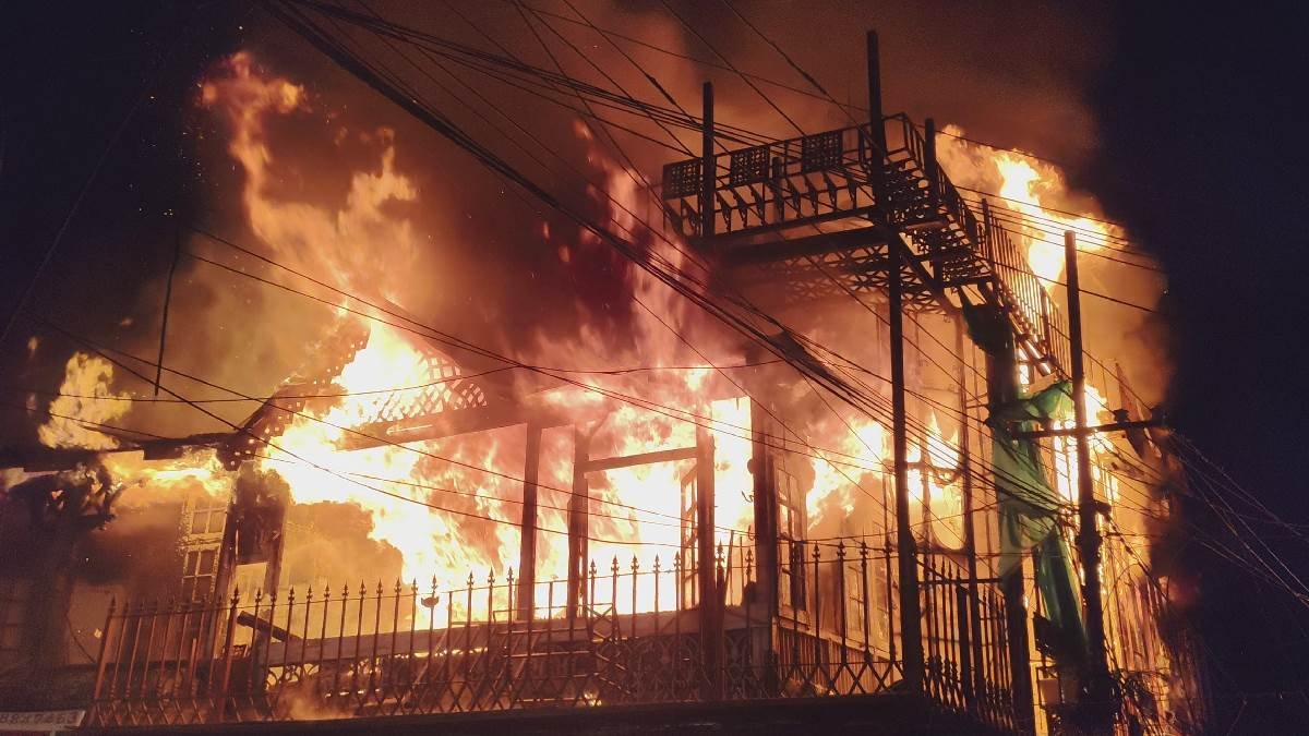 नैनीताल में धू-धूकर जली 162 साल पुरानी इमारत, बुजुर्ग महिला की मौत -  Nainital Building Fire Major Blaze in Densely Populated Area