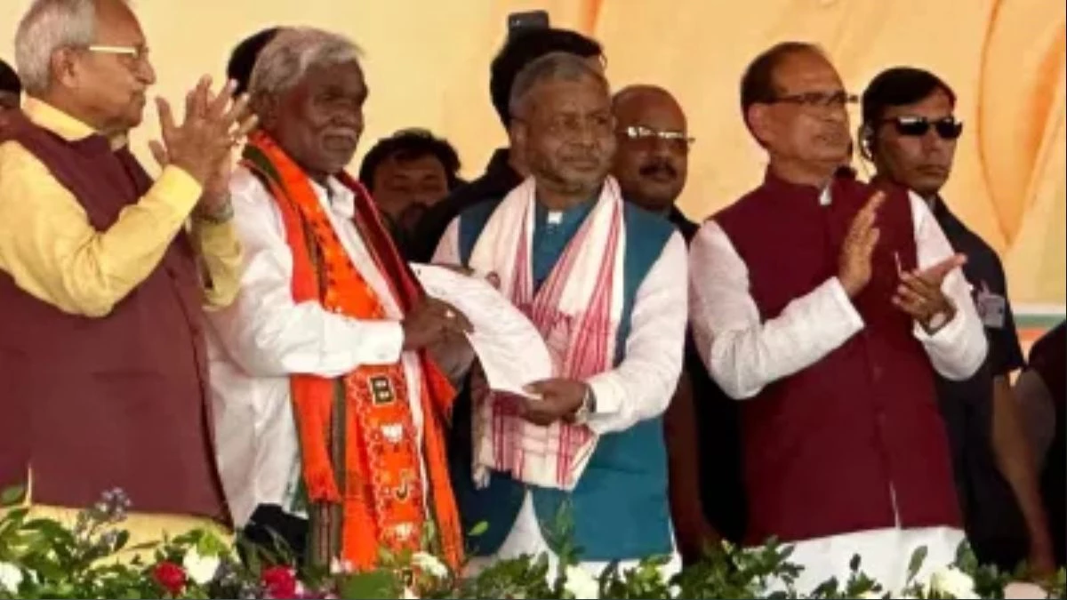Champai Soren Joins BJP: भाजपा के हुए 'कोल्हान टाइगर', पूर्व CM चंपई सोरेन  को शिवराज और हिमंता ने दिलाई सदस्यता - jhalkhand politics update champai  soren joins bjp jharkhand assembly ...