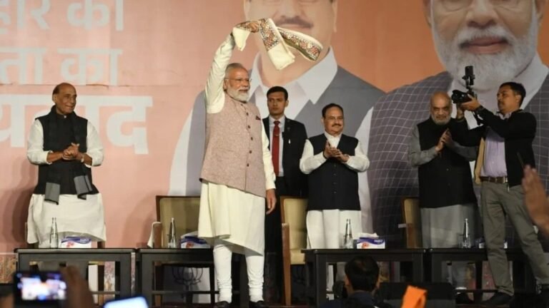 बिहार में प्रचंड जीत के बाद भाजपा मुख्यालय पहुंचे पीएम मोदी,  बिहारी स्टाइल में गमछा लहराकर बोले-बिहार के लोगों ने गर्दा उड़ा दिया
