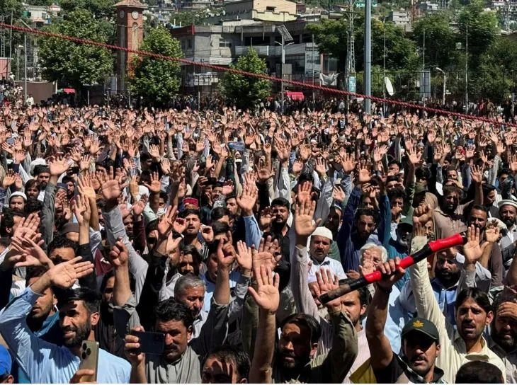 पीओके में शिक्षा सुधार आंदोलन हिंसक, पुलिस फायरिंग के बाद भड़का जन-जी का विरोध