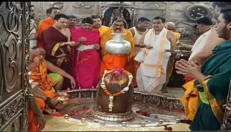 महाकाल को प्रशासन ने बना दिया वीआईपी का भगवान, आम जनता एक झलक पाने के लिए खाए धक्के, गडकरी गर्भगृह में 25 मिनट कर जाते हैं पूजा