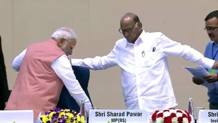 मराठी साहित्य सम्मेलन में पीएम मोदी का अलग अंदाज, शरद पवार के लिए पकड़ी कुर्सी, गिलास में पानी भी भरा
