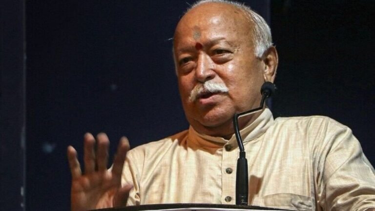 आरएसएस के  ध्वज प्रणाम के तरीके पर आई आपत्ति : मोहन भागवत को कानूनी नोटिस