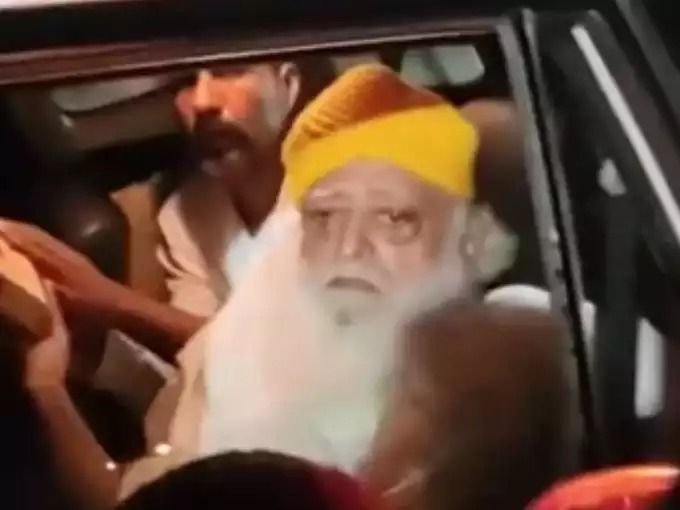 जमानत पर बाहर आने के बाद आसाराम इंदौर में, 12 साल पहले इसी आश्रम से हुई थी गिरफ्तारी, कुछ दिन यहीं होगा इलाज