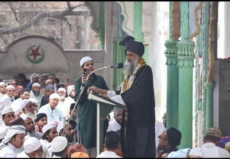 ईद की नमाज में दिल्ली से लेकर भोपाल तक वक्फ बिल का विरोध, लोगों ने काली पट्टी बांधकर पढ़ी नमाज, इंदौर की नमाज में उठा मामला