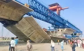 शिवपुरी में निर्माणाधीन ओवरब्रिज का एक हिस्सा गिरा, छह मजदूर घायल | A part of the overbridge under construction in Shivpuri collapsed, six workers injured