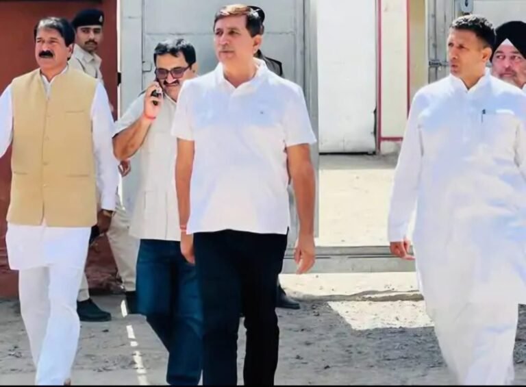 इंदौर नगर निगम में नेता प्रतिपक्ष चिंटू चौकसे से जेल में मिलने पहुंचे कांग्रेस के प्रदेश प्रभारी, कहा-सड़क पर भी लड़ेंगे न्याय की लड़ाई