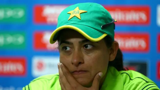 पाकिस्तान की पूर्व क्रिकेटर सना मीर के किस बयान पर विवाद हो गया - BBC News हिंदी