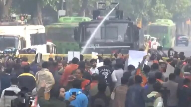 दिल्ली चुनाव में अब पूर्वांचल बना मुद्दा, भाजपा ने निकाला पूर्वांचल सम्मान मार्च, केजरीवाल के घर पर बोला हल्ला