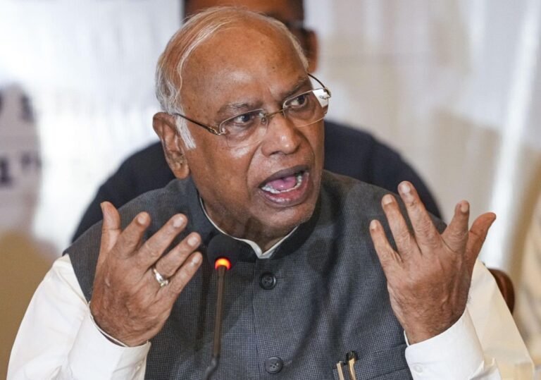 झारखंड में बंटेंगे तो कटेंगे के नारे पर बोले कांग्रेस अध्यक्ष खड़गे-आतंकी की भाषा बोल रहे योगी